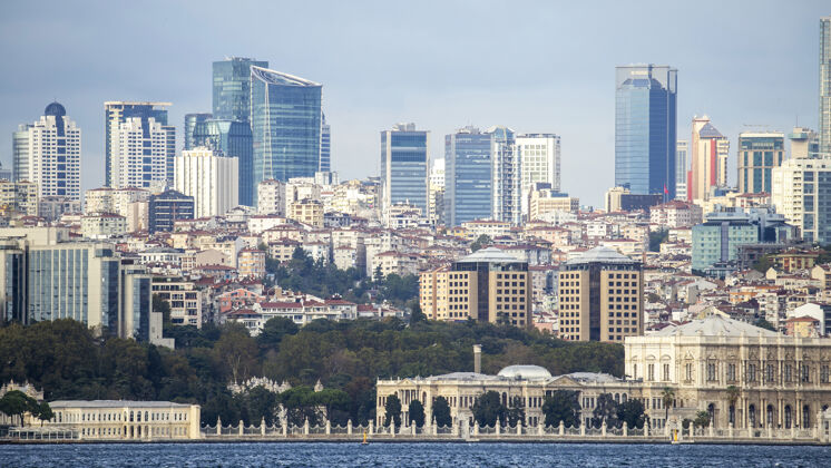 塔伊斯坦布尔的住宅区和现代化的高层建筑 前景是土耳其的博斯普鲁斯海峡风景蓝色历史