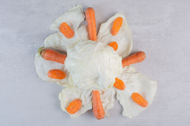 植物新鲜的卷心菜和胡萝卜在石头表面高品质的照片切片胡萝卜叶