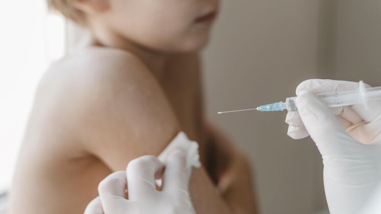 医生医生带孩子去打疫苗儿童防护免疫