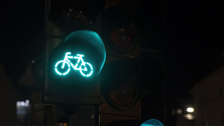 事故罗马尼亚 布加勒斯特 夜晚有自行车标志的绿色交通灯交通欧罗巴清洁