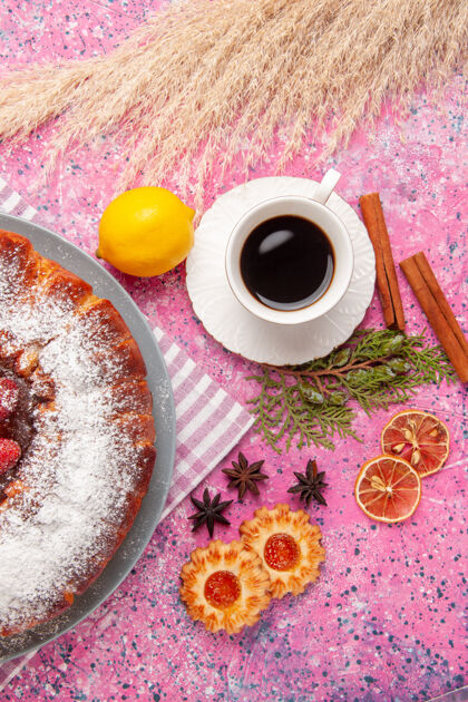 曲奇饼俯瞰美味草莓蛋糕糖粉饼干和红茶蛋糕蛋糕甜糖饼干茶粉的视图生的