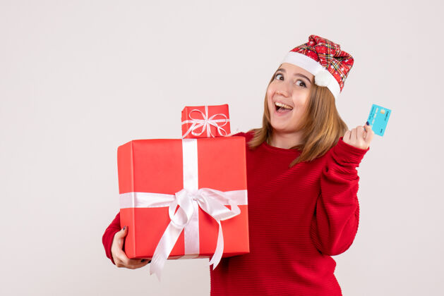节日前视图年轻女性带着圣诞礼物和银行卡卡片情感漂亮