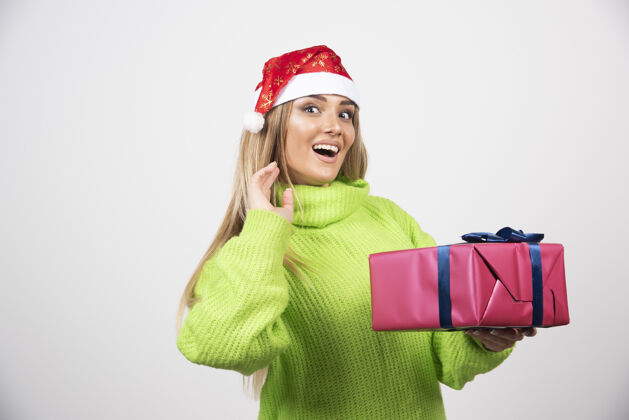 礼品盒一个年轻的女人拿着圣诞礼物盒子漂亮节日