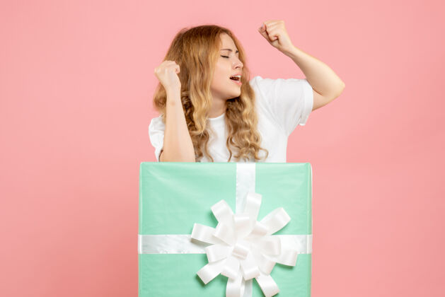 照片正面图年轻女性站在礼品盒内成人颜色盒子