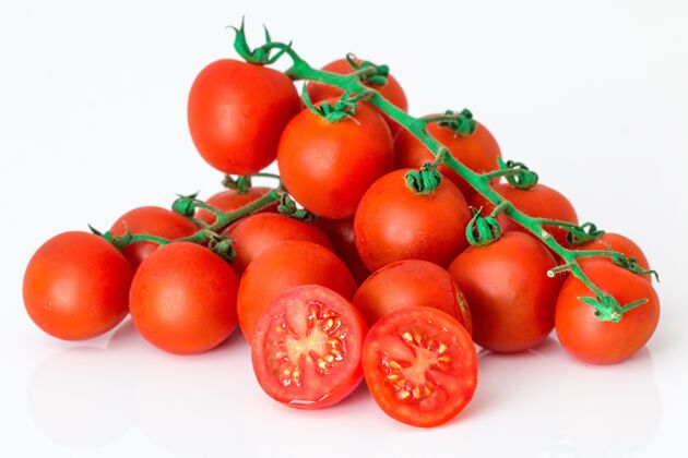 营养在白色的番茄上一个接一个的圆番茄有机花园素食