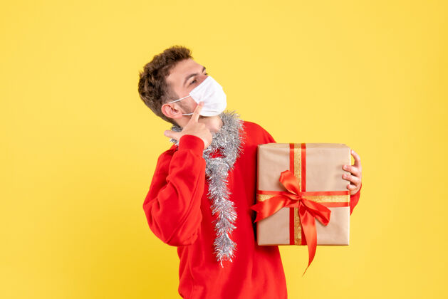 男性正面图：戴着无菌面具的年轻男性正在过圣诞节服饰颜色年轻