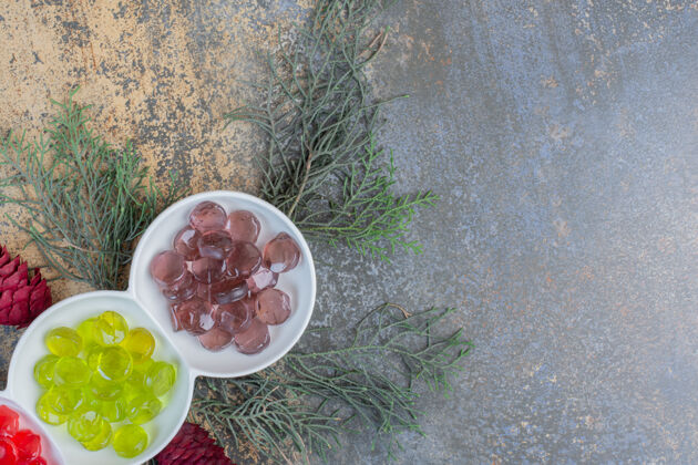 棒棒糖彩色水果果冻糖果与圣诞松果高品质的照片水果糖果果冻