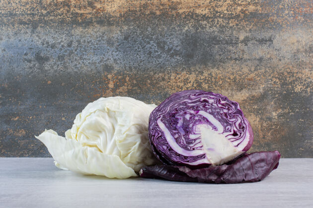 天然石桌上放着新鲜的紫白卷心菜高质量的照片卷心菜切碎新鲜