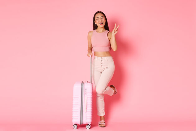 旅行者旅游 度假 度假的概念快乐的亚洲女孩在夏装包装袋出国旅游黑发乐趣旅行