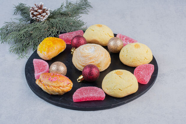 甜点黑板上有各式各样的节日饼干和果酱节日装饰品果酱
