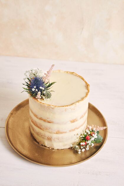 植物一个美丽和美味的蛋糕与花卉和黄金边缘的白色背景垂直拍摄食物叶花