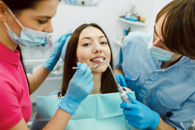 专业用镜子检查女人的牙齿防护牙科女性