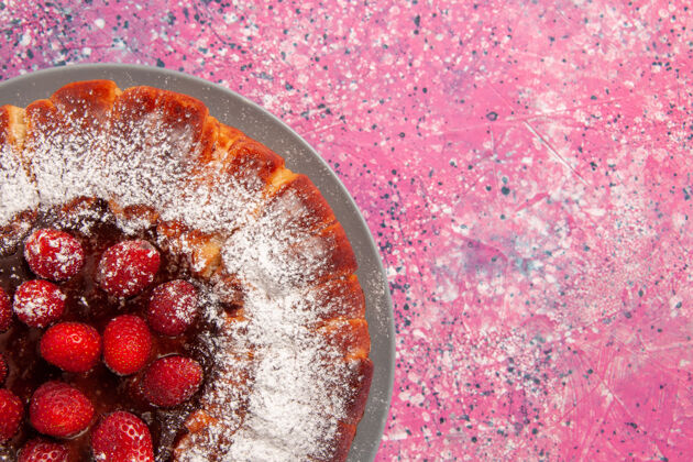 烘焙的顶部近距离观看美味的草莓蛋糕 在浅粉色墙壁上用糖粉烤蛋糕 烤甜甜的糖饼干 饼干 馅饼派饼干视图