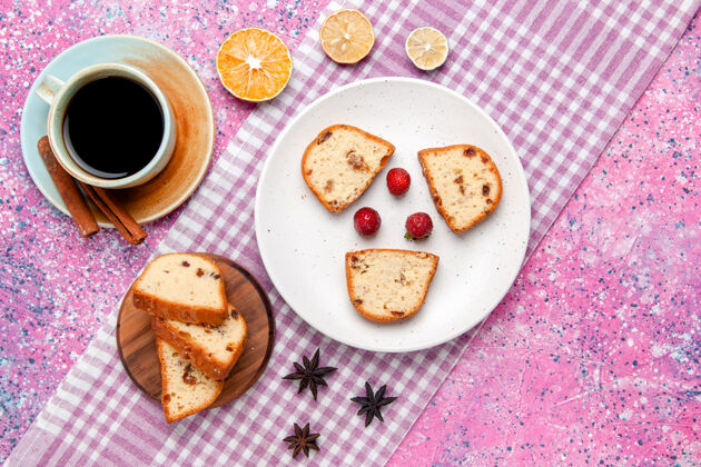 营养素顶视图蛋糕片与草莓内盘与咖啡粉表面蛋糕烤甜饼干糖彩色照片早餐晚餐烘焙