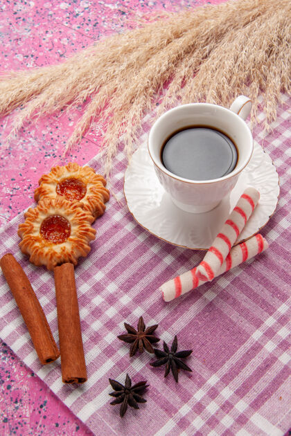 杯子顶视图一杯茶配饼干和肉桂浅粉色桌上饼干糖饼干甜生的顶部视图