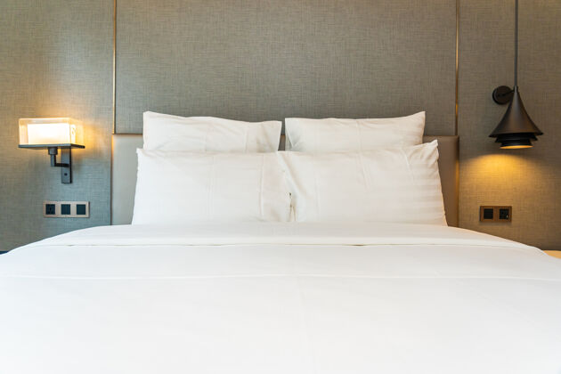 床单床上白色舒适枕头装饰卧室内部靠垫酒店棉花
