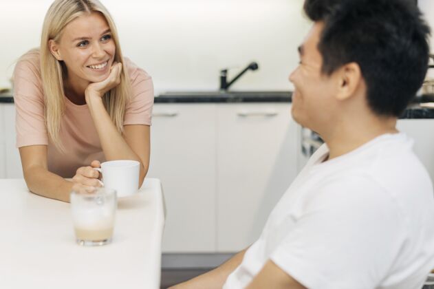 大流行大流行期间幸福夫妻在家交谈预防咖啡病毒