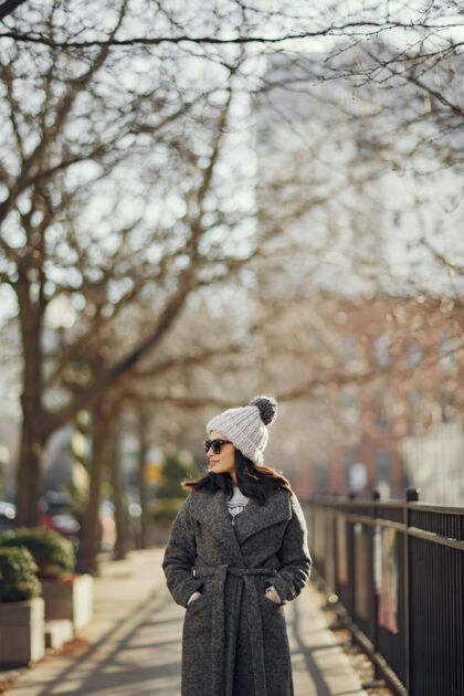 模型优雅的女孩走在冬天的城市里成人领域围栏