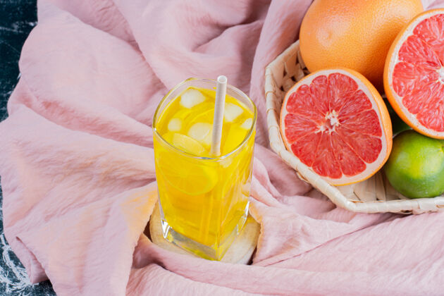 稻草一杯柠檬水 柠檬片和葡萄柚放在大理石表面切片柠檬果汁