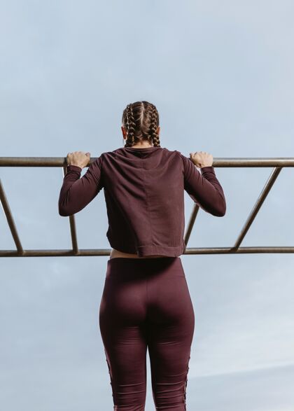 锻炼活跃的女人在外面做健身操户外工作活动