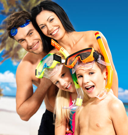 四在热带海滩 一个快乐有趣的美丽家庭和两个孩子的肖像 带着保护性的游泳面罩关系女性热带