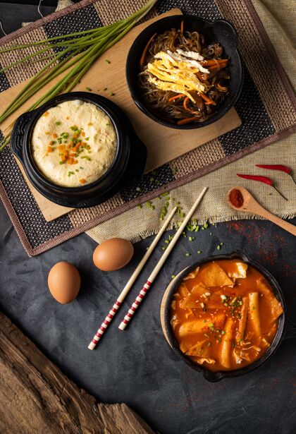 新鲜垂直高角度拍摄碗鹰嘴豆泥和蔬菜汤在灰色的表面饮食融化素食者