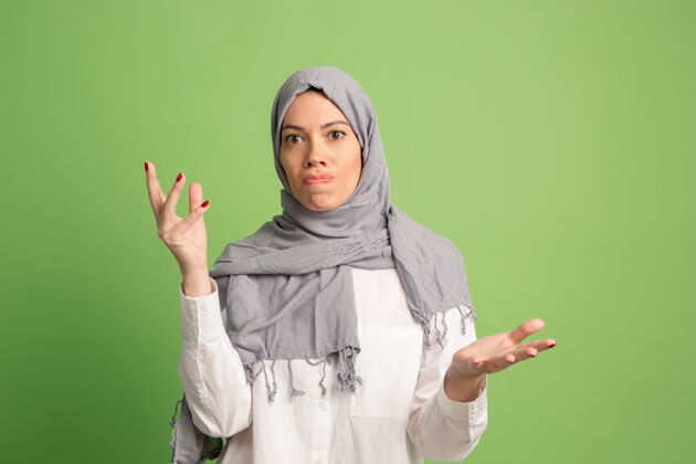 女性争论 争论概念戴头巾的阿拉伯女人女孩的肖像 在绿色工作室摆姿势成人冲突面纱