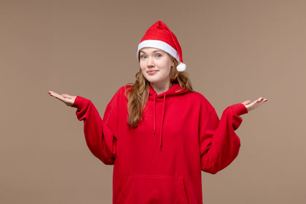 抱着前视图圣诞节女孩思考棕色背景模型圣诞节思考前面棕色