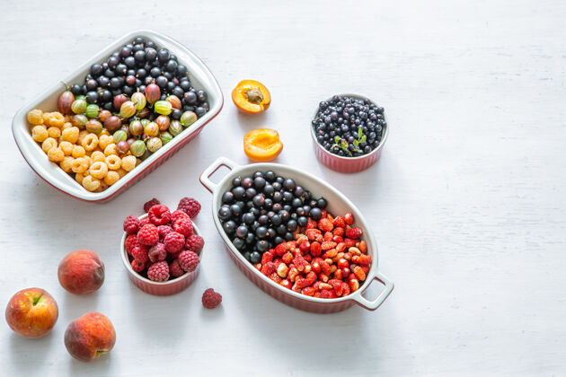 蓝莓鲜亮的野生浆果和桃子 独树一帜健康饮食的理念原料醋栗浆果