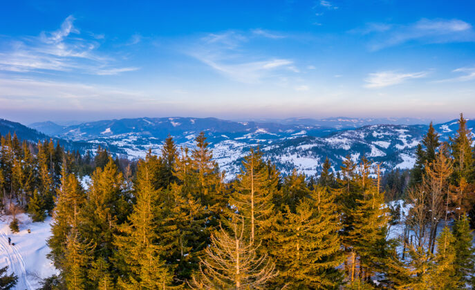 第一美丽的喀尔巴阡山脉景观覆盖着白雪和晴朗的蓝天在乌克兰附近的pylypets村草地晴朗山