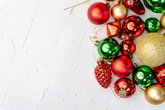 季节头顶拍摄的彩色圣诞饰品与空间为您的文字装饰冬天球
