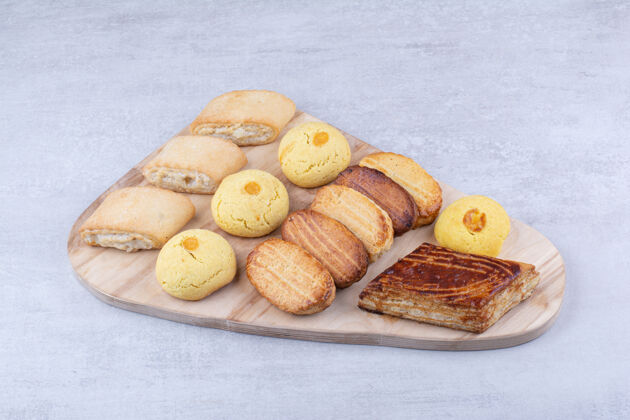 采购产品面包房各种美味的饼干放在木板上饼干甜的各种