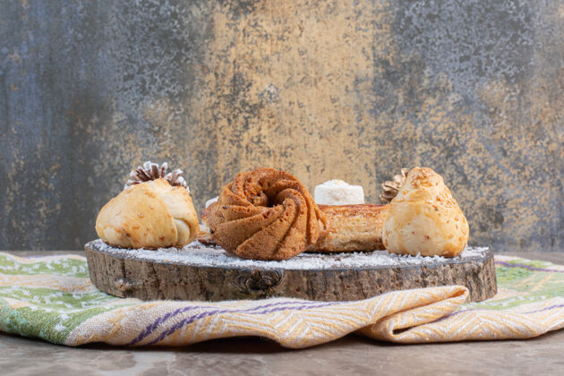 甜点在大理石上的木板上放各种糕点美味糕点曲奇