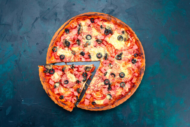 美味顶视图烤美味的比萨饼 橄榄香肠和奶酪切片放在蓝色的桌子上烘焙香肠快餐