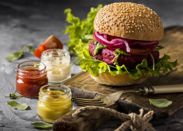 水平前视图素食汉堡在切菜板上与酱汁菜单快餐快餐