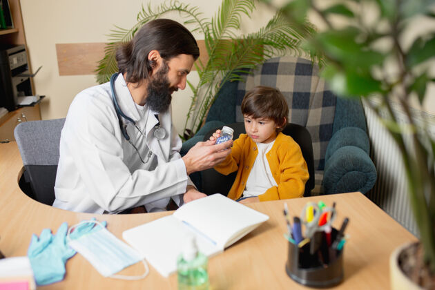 信任儿科医生在舒适的医疗室给一个孩子做检查保健 童年 医学 保护和预防的概念小男孩信任医生 感觉平静 积极的情绪设备男孩治疗