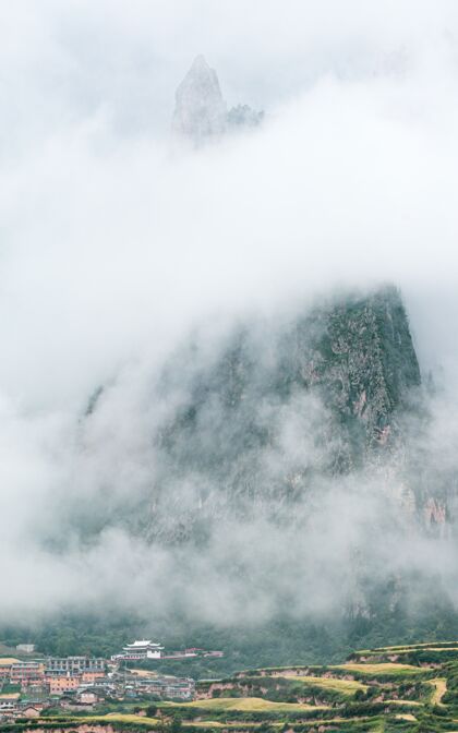全景小镇和一座被雾覆盖的落基山岩城市云
