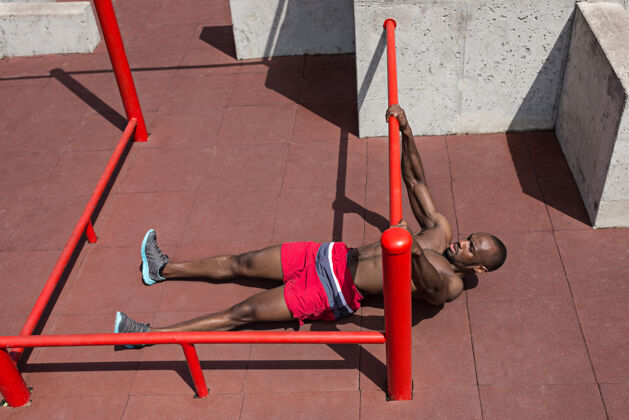 体操运动员健身运动员在体育场做运动非裔或非裔美国男子在城市户外拉起体育锻炼健身 健康 生活方式的概念活跃力量成就