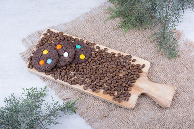 糖果用糖果和咖啡豆装饰的巧克力饼干咖啡豆木头美味