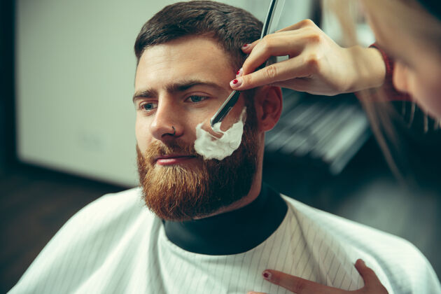 清洁客户在理发店剃须女理发师在沙龙性别平等女性在男性职业护理剃须理发师