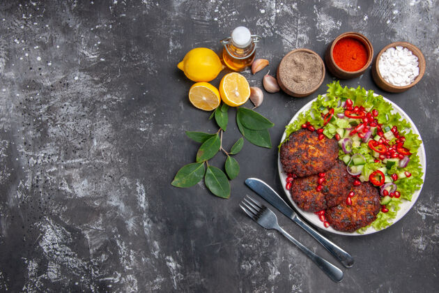 顶部顶视图美味的肉排与蔬菜沙拉在灰色办公桌上照片食物餐碟蔬菜肉排晚餐