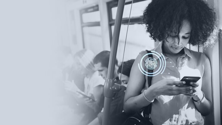 连接年轻女子在地铁里发短信火车旅游电话