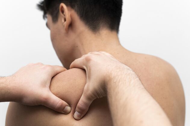 创伤从理疗师那里得到肩膀按摩治疗疼痛的男人愈合运动物理