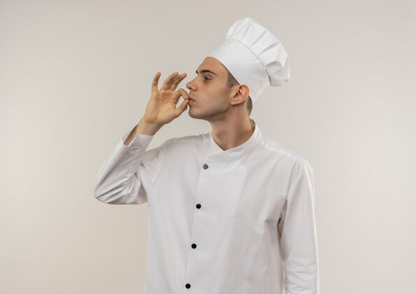 简介站在剖面图年轻的男厨师穿着厨师制服显示出美味的姿态与复制空间展示厨师制服