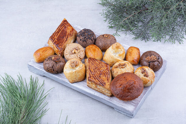 采购产品面包房各种美味的饼干放在木板上糕点饼干各种