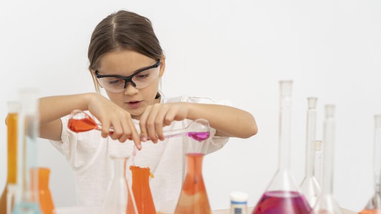 试管戴着安全眼镜做化学实验的女孩学习安全眼镜学习