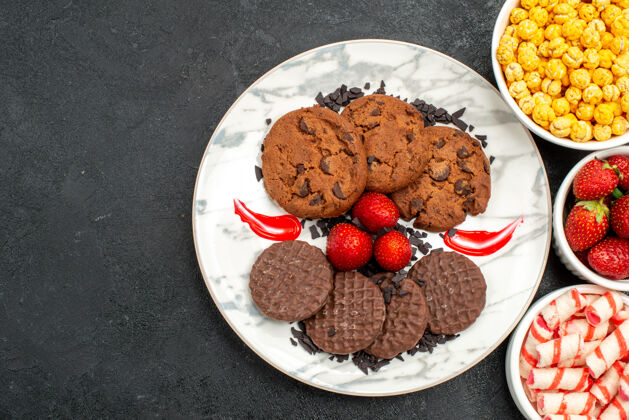 碗俯视图美味巧克力饼干与糖果在黑暗的背景糖蛋糕甜饼干甜点早餐饼干