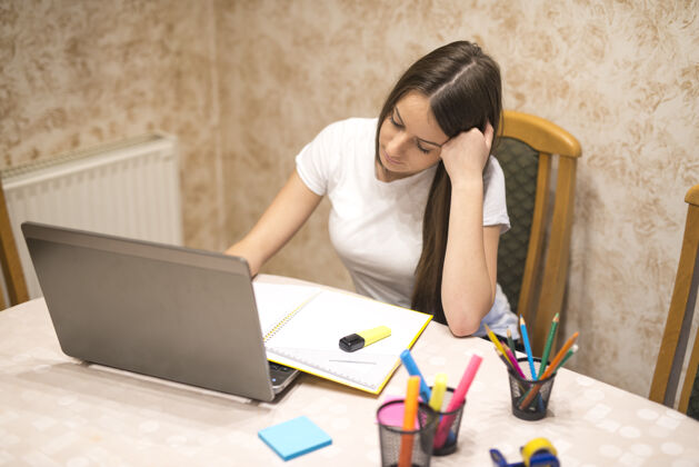 学习十几岁的女孩正在用笔记本电脑准备上课努力工作小学专注