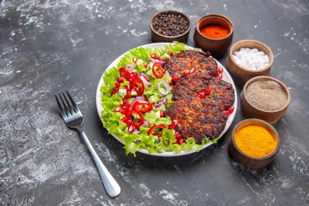 菜顶视图美味的肉排与新鲜沙拉上的灰色背景照片美食菜肉美味肉排西红柿一餐