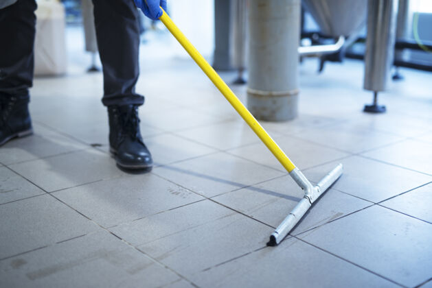 鞭打拖把清洁工业厂房地板特写清洁清洗空